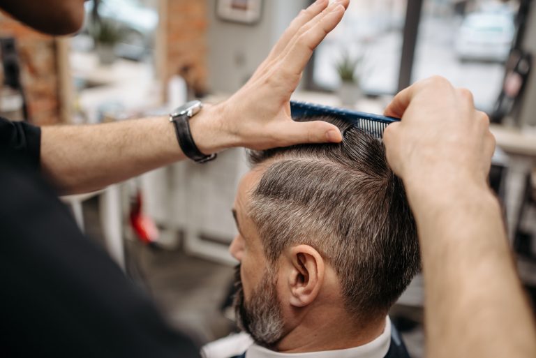 Comprendre la greffe de cheveux : une intervention chirurgicale à part entière